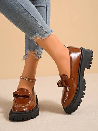 新款女士休闲鞋，轻便软底大码鞋，透气时尚女鞋，弹性套脚设计，适合春、夏、秋、冬四季穿着，朋克风蝴蝶结乐福鞋