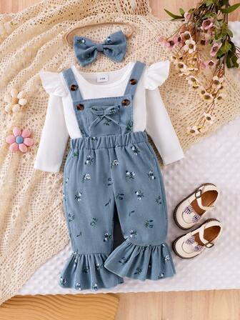 女婴三件套：长袖连体衣（荷叶袖）、带口袋的背带裤（荷叶边下摆）和蝴蝶结发带