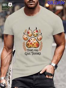 Camiseta GILDAN para Hombre de Acción de Gracias "Paw & Give Thanks" - 100% Algodón con Diseño de Pavo y Huellas de Otoño, Cuello Redondo y Manga Corta Casual para Otoño y Outfits del Día de Acción de Gracias (Ajuste Cómodo) - Caqui - Ver 2