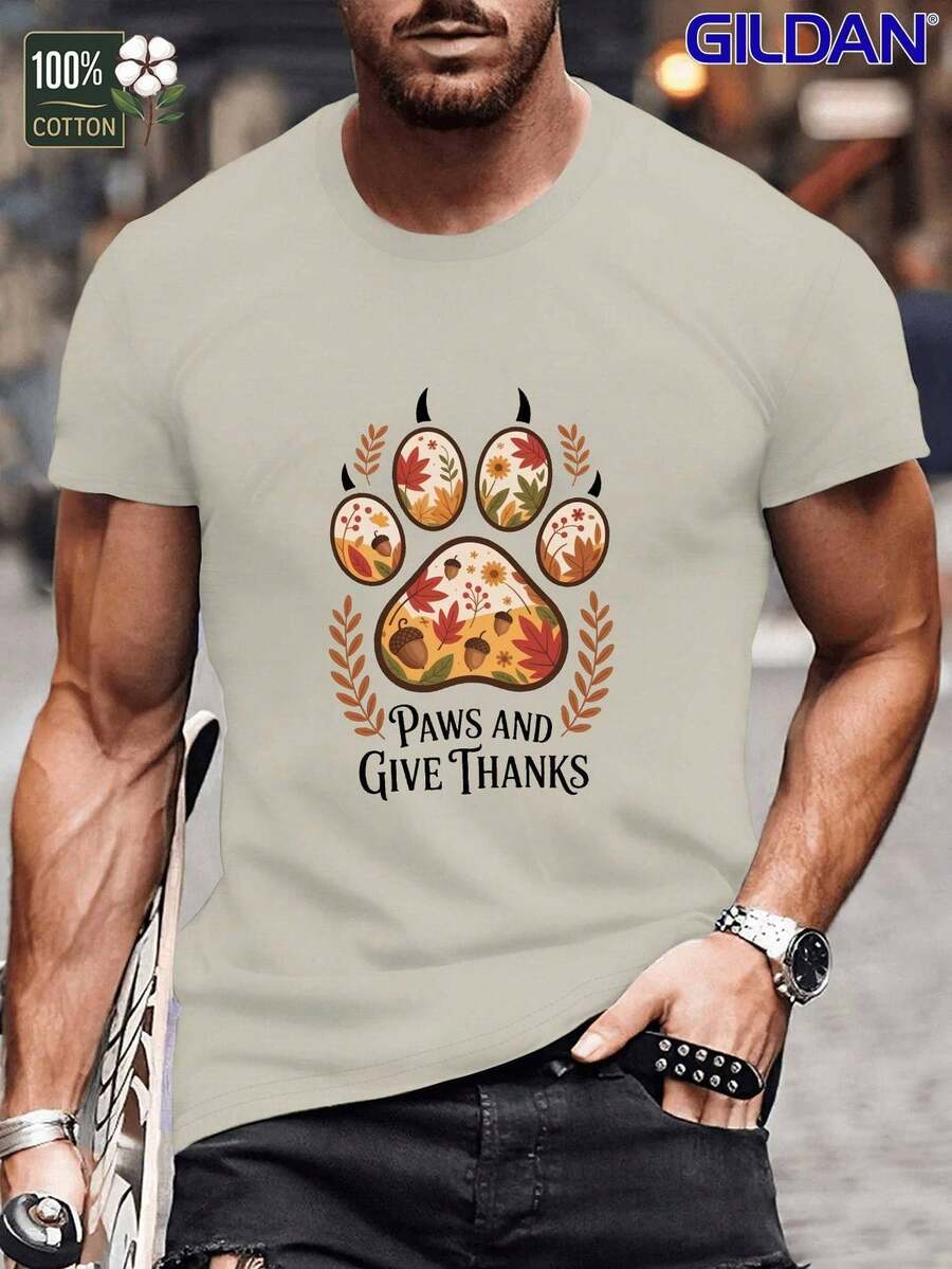 Camiseta GILDAN para Hombre de Acción de Gracias "Paw & Give Thanks" - 100% Algodón con Diseño de Pavo y Huellas de Otoño, Cuello Redondo y Manga Corta Casual para Otoño y Outfits del Día de Acción de Gracias (Ajuste Cómodo)