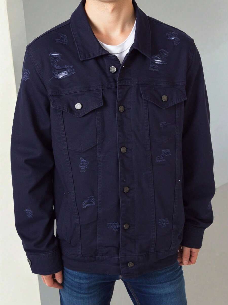 Chaqueta de mezclilla azul marino para hombre con mini desgarres, estilo casual moderno con botones metálicos, diseño clásico y versátil, ideal para outfits urbanos, otoño o invierno. - Azul Marino - Ver 1