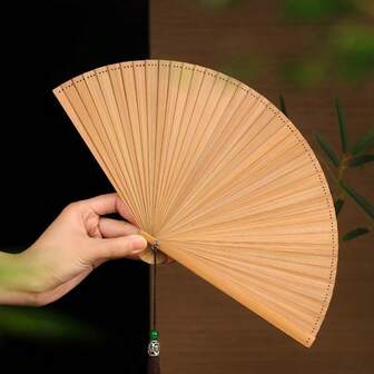 1把手工复古中国竹扇 - 采用优质天然材料，时尚女式配饰，精致的叶片设计，冷热两用，适合休闲和正式场合，风格典雅，夏季消暑，是送给闺蜜、圣诞节、婚礼、家居装饰的理想之选，尺寸完美，易于收纳。