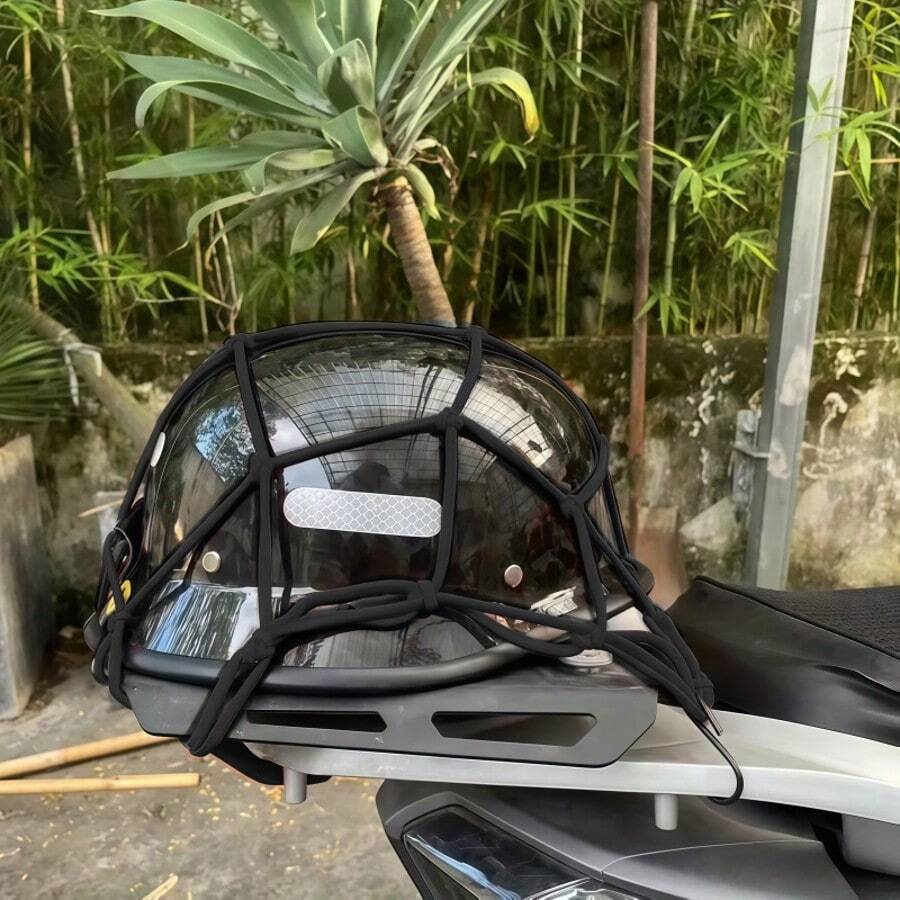 1个黑色摩托车/自行车后架货物网，头盔和行李收纳网，弹性弹力绳货物网，采用弹性橡皮筋设计，弹性好、经久耐用，可承重30cm*30cm，带弹性固定带的摩托车头盔网，收纳网