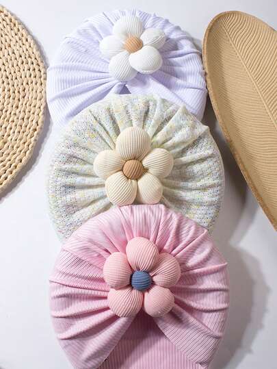 Conjunto de 3 toucas florais para bebês, adequadas para uso diário.