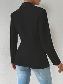 This Is A Women's Blazer. It Features A Notched Lapel, A Single Decorative Button At The Front, And Long Sleeves. It Has A Tailored Fit That Accentuates The Waist. It Can Be Paired With A White Top And Jeans, And Accessorized With Layered Gold Necklaces For A Stylish Look. - 黑色 - 查看 5