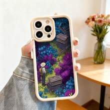 Cubierta de teléfono con diseño de dibujos animados para iPhone color negro con estampado de jardín mágico y personaje caminando entre flores púrpuras y cajas de madera ideal para uso diario y protección del dispositivo - Blanco - Ver 2