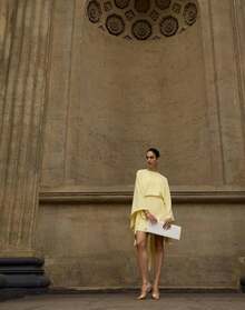 Women's Short Dress With Asymmetrical Sleeves And Capes - 淺黃色 - 查看 2