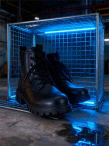 这是一双踝靴。鞋面材质看起来像皮革。采用系带和侧拉链设计，方便穿脱。厚实的鞋底带有清晰的纹路，增强了鞋子的抓地力和稳定性。 - 黑色 - 查看 7