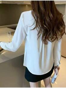 白色V领长袖优雅女士办公衬衫，春夏新款，高品质通勤及叠穿上衣，正面饰有装饰纽扣设计。适合办公、度假及日常穿着，是返校季及社交场合的理想之选。 - 白色 - 查看 4