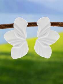 1 par de pendientes asimétricos de metal con flores y acabado liso plisado para mujeres