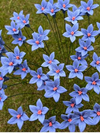 8支手工陶瓷花，“蓝色之爱”，由工匠精心制作，永不褪色，是理想的室内外家居装饰品。非常适合作为情人节、圣诞节、母亲节的礼物，也可用于节日装饰、室内装饰、艺术家居装饰等。永生花，经久耐用，高品质陶瓷，装饰花卉，陶瓷花，家居装饰师