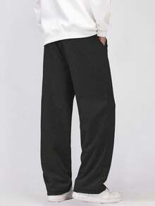 男士宽松休闲运动裤，采用简约纯色阔腿设计，抽绳腰带，大口袋，适合日常行走、工作、旅行等各种场合。这款轻盈的阔腿休闲裤采用 100% 涤纶面料，四季皆宜。如果您需要加厚款，请访问我们的店铺。 - 黑色 - 查看 5