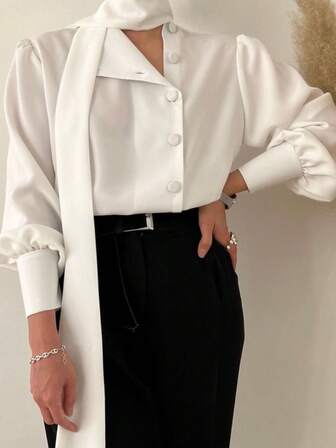 女士优雅白色涤纶衬衫，立领主教袖，前襟纽扣设计，适合工作或休闲穿着。