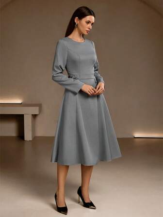Elegant och enkel enfärgad långärmad klänning för kvinnor – höst och vinter, rektangulärt spänne i sidan av midjan (midjeåtsnärmande), midi A-linjeformad silhuett, utsvängd fåll, lämplig för vardagsaktiviteter, business casual och examensceremonier