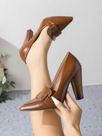 Bombas de tacón grueso con punta elegante para mujer, estilosas y versátiles para el trabajo, fiestas y el día a día, color marrón