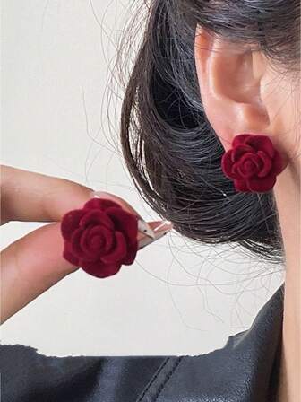 一对红色玫瑰图案植绒耳钉，适合女性日常佩戴，也适合派对、婚礼、圣诞节、新年、情人节、母亲节等场合作为礼物。