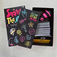 “抢麦克风”卡拉OK游戏，内含250张歌词卡、2个麦克风、2张徽章卡和1份游戏指南——互动派对游戏，适合家庭娱乐、生日庆祝和游戏之夜，卡拉OK配件，趣味设计，耐用纸质材料。 - 彩色 - 查看 8