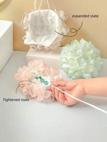 1个二合一双面沐浴海绵，带挂绳，花形沐浴刷，白色/随机颜色，带弹性抽绳口袋的肥皂泡网袋，男女通用，柔软不刺激皮肤，适用于沐浴、身体去角质和背部按摩。 - 多色 - 查看 9
