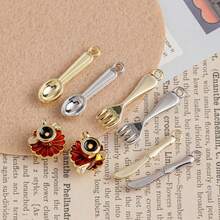 5件套巴黎早餐咖啡系列合金吊坠，包括咖啡豆、羊角面包、巧克力棒、布丁、甜甜圈、茶壶、杯子和餐具等造型，适合DIY项链、手链、耳环、钥匙扣等饰品制作。 - 彩色 - 查看 10