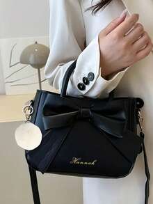 Personalizowana torebka z pozłacaną kokardą i imieniem, spersonalizowana modna damska mała torba listonoszka ze sztucznej skóry, damska torebka walentynkowa z kokardą, duża pojemność – można nosić na jedno ramię/przez ramię, z ozdobną zawieszką w kształcie kuli, odpowiednia do podróży, na wyjścia, zakupy, randki, idealny prezent dla par, sióstr, rodziny, przyjaciół, prezent świąteczny, prezent rocznicowy, walentynki