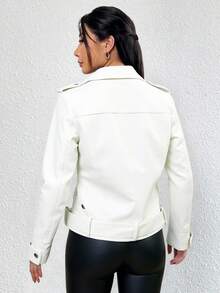 Chaqueta de cuero sintético estilo motera, diseño con cinturón y múltiples cierres, tejido estructurado y con textura, audaz, moderna y versátil. - Blanco - Ver 3
