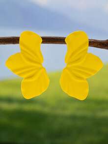 1 par de pendientes asimétricos de metal con flores y acabado liso plisado para mujeres