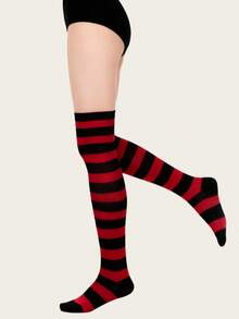 O pereche de șosete peste genunchi pentru femei, cu dungi verzi și albe, cu tematică de Crăciun, pentru spectacole de scenă, cosplay și petreceri de sărbători