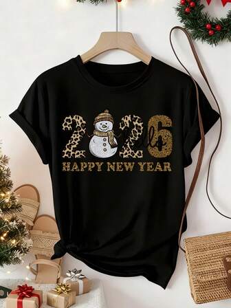 黑色圆领T恤，印有数字2026、新年快乐图案、雪人和豹纹图案。