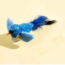 逼真的猫玩具，带有鸣叫声的毛绒羽毛猫玩具 - 手工制作的人造羽毛猫玩具，内置口哨和触摸传感器，无需电池的智能感应互动毛绒鸟玩具，耐用的羽毛可刺激狩猎本能，悬挂式鸟玩具，适合单独玩耍和狩猎乐趣，适合所有品种，互动式猫玩具，宠物娱乐设计，吸引宠物活动，无需电池