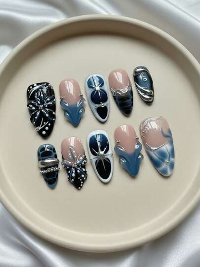 Trasforma le tue unghie - 10 pezzi di unghie finte a mandorla di media lunghezza per l'autunno/inverno, unghie con punta francese a gradiente blu con pois, decorate a mano con fiori e gocce con accenti 3D in argento dorato, catena, perle finte e perline d'argento. Set di unghie rimovibili e riutilizzabili (include colla per unghie e lima). Unghie bianche, gotiche, eleganti, carine, per Natale.