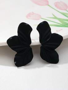 1 par de pendientes asimétricos de metal con flores y acabado liso plisado para mujeres