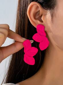 1 par de pendientes asimétricos de metal con flores y acabado liso plisado para mujeres