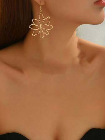 1对复古优雅镂空花朵金属耳环，适合女性日常休闲佩戴