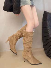 Botas altas de tacón de aguja y tacón de gatito con punta arrugada, estilo estilizante, para mujer, de unicolor, elegantes, con hebilla, para fiesta, oficina y exterior, nueva colección Otoño/Invierno 2025 - Caqui - Ver 4