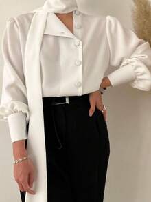 女士优雅白色涤纶衬衫，立领主教袖，前襟纽扣设计，适合工作或休闲穿着。