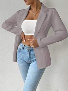 This Is A Women's Blazer. It Features A Notched Lapel, A Single Decorative Button At The Front, And Long Sleeves. It Has A Tailored Fit That Accentuates The Waist. It Can Be Paired With A White Top And Jeans, And Accessorized With Layered Gold Necklaces For A Stylish Look. - 灰色 - 查看 5