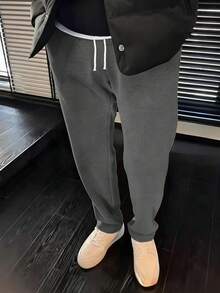 男士宽松休闲直筒运动裤，纯色设计，抽绳腰带，大口袋，适合日常行走、工作、旅行等场合。由于生产批次不同，可能存在一些色差。 - 深灰色 - 查看 6