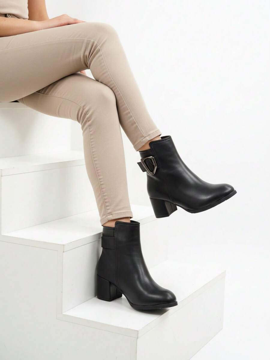 SYNTHETISCHES LEDERSTIEFELETTE MIT RUNDEM SPITZENTACHO UND INNENLIEGENDEM REISSVERSCHLUSS, AUSSEN MIT SEHR ELEGANTER UND BEQUEMER DEKORATIVER SCHNALLE - Schwarz - Übersicht 1