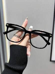 一副女士轻便眼镜，方形镜框，适合搭配各种服装，可用于电脑、手机、电视等。校园风设计。透明黑色镜框，修饰脸型效果极佳，是夏季、海滩度假和旅行的理想之选。 - 彩色 - 查看 10