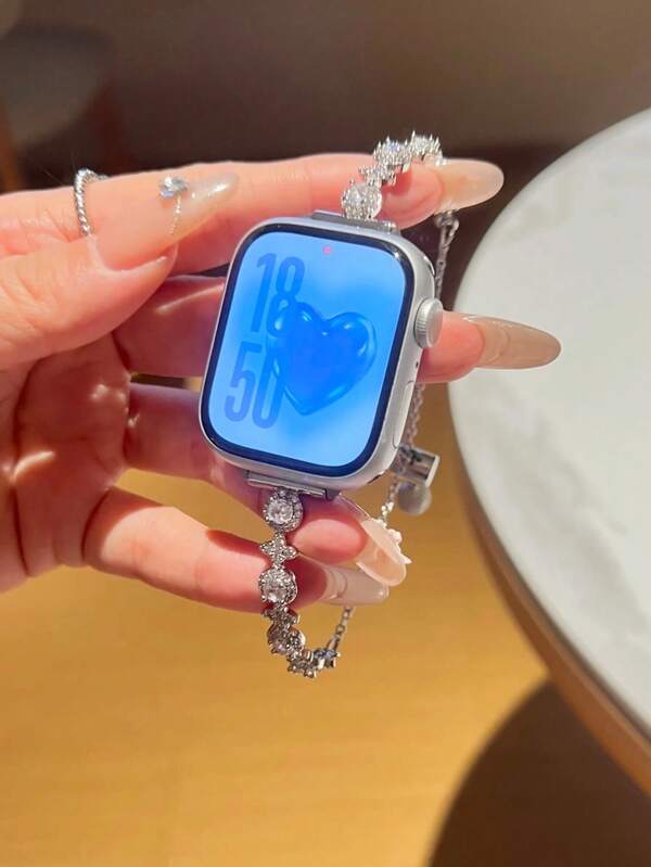 1PC Fashionable Metal Small Fragrant Style Diamond Inlaid Four Leaf Clover Bracelet For Apple Watch Bands, Compatible With Apple Watch 38/40/41/42/44/45/46/49mm, Suitable For Apple Watch Series Ultra/SE/11/10/9/8/7/6/5/4/3/2/1, Adjustable In Length And Easy To Operate, Is A Fashionable High-End Accessory Strap Suitable For Women (Strap Only, Watch And Case Not Included)