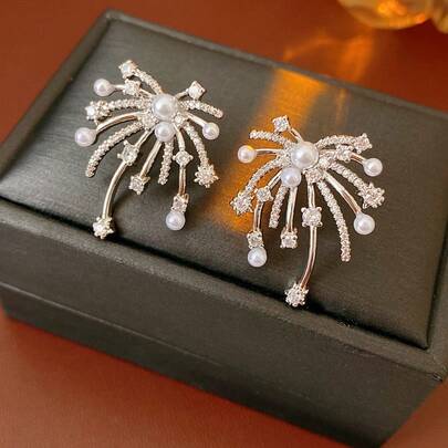 زوج من أقراط الأذن المرصعة بالزركون المكعب والخرز الاصطناعي الأنيقة