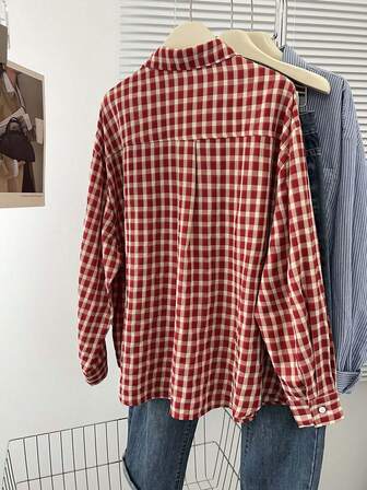 Damskjorta med rutig knapp framtill, avslappnad vardagsstil