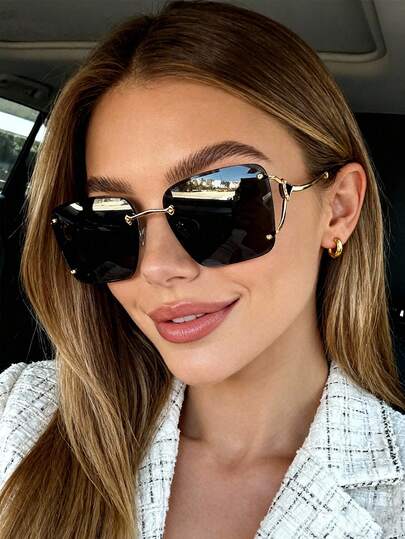 一副时尚方形无框复古街头风眼镜，适合女性秋冬季家庭出游、旅行、海滩、音乐节及日常佩戴。