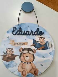 Enfeite Porta Maternidade Urso Aviador Aquarela 4 - Decoração quarto infantil - bebê. Nome personalizado em 3d. Pendurador Incluso. Guirlanda Redonda. - Mod 1 - Visão 3