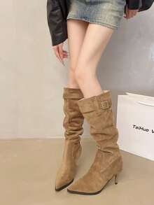 Botas altas de tacón de aguja y tacón de gatito con punta arrugada, estilo estilizante, para mujer, de unicolor, elegantes, con hebilla, para fiesta, oficina y exterior, nueva colección Otoño/Invierno 2025 - Caqui - Ver 1