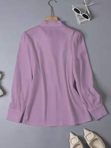 女士优雅缎面白色长袖休闲衬衫，百搭通勤上衣，领口饰有蝴蝶结 - 纯色，适合所有季节，可机洗，不透，面料柔软透气，缎面质感精致，搭配纯色领带，适合办公室和日常穿着。