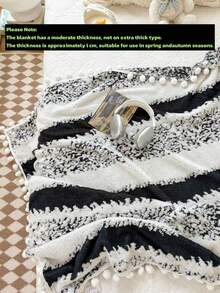 1 pieza Manta de tiro con patrón de rayas de dos colores, cálida, suave y cómoda, decorada con flecos, adecuada para la decoración del hogar, la cama, el sofá, la oficina, la habitación, el dormitorio, lavable a máquina, adecuada para primavera, otoño y verano - Negro - Ver 3