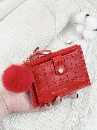 SOUTHLAND&KANGAROO 这款时尚卡包配有毛球挂饰、鳄鱼纹压花翻盖和石纹搭扣，轻薄便携，可装现金、身份证、信用卡和零钱，是生日、周年纪念日、圣诞节、情人节等节日送给爱人、女士、女孩、青少年、大学生、学生、书包、学习用品以及返校用品的理想之选。