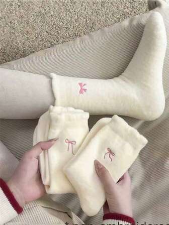 3双装白色女士袜子，加厚绒面中筒袜，带刺绣蝴蝶结，秋冬季保暖舒适，随机发货