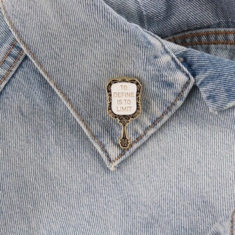 励志名言“定义即限制”胸针，创意镜面胸针，饰有激励短语，可装饰包袋、衣物和配饰